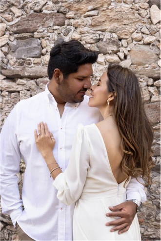Un abrazo junto al muro de piedra.